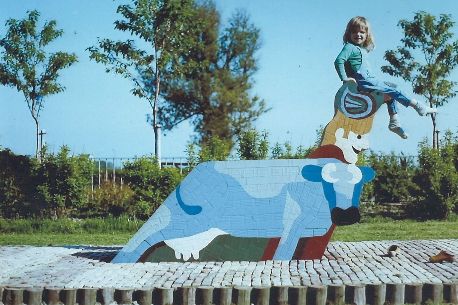 Verhoging  met Koe, vogel en boer en spelend kind (foto kunstenaar Joggem de Graaf).